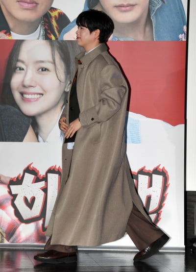 표지훈, 롱코트 휘날리며~[TEN포토]