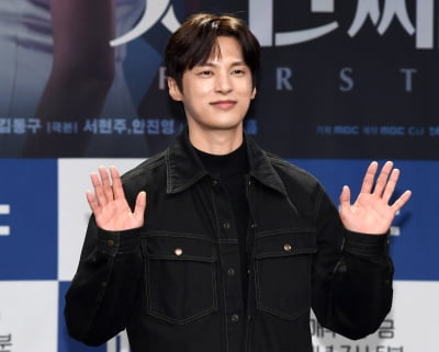 윤선우, ♥김가은과 결혼 2달 차에 공식석상서 깜짝 고백…"모태 솔로같이 뚝딱대고 어설퍼" ('첫번째')