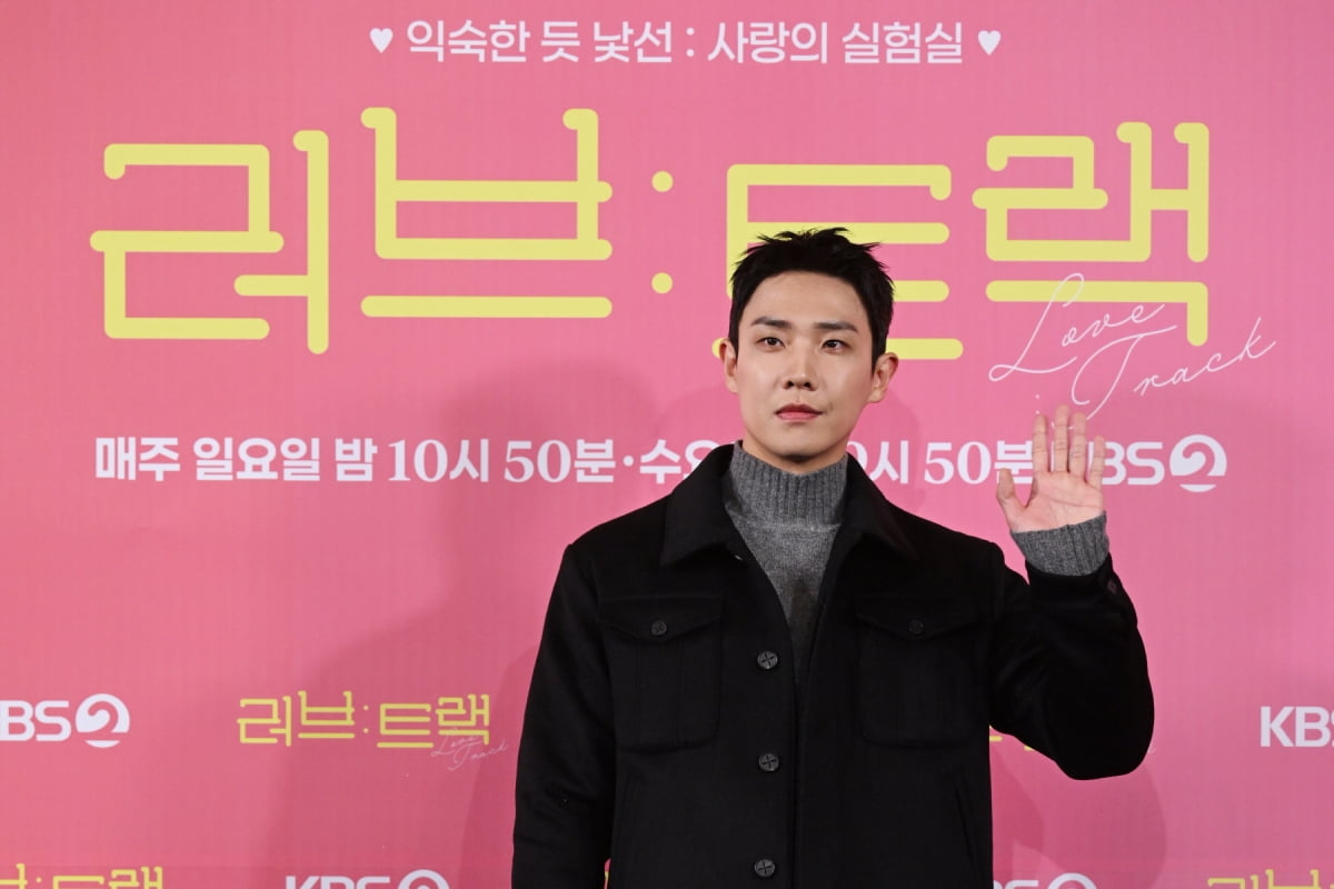 '데뷔 18년 차' 이준, 촬영 현장 폭로했다…"일주일 내내 촬영해, 머리 못 감기도" ('러브트랙')