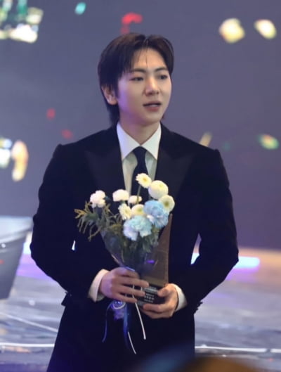 박나래→키 논란 커지는데…같은 '나혼산' 멤버 이주승, 트로피 거머 쥐었다