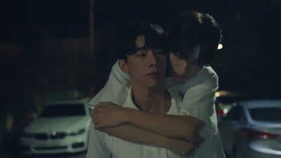 BL 배우로 활약 중이라는 '워너원 출신' 윤지성, '1살 연하' 남배우와 ♥핑크빛 호흡 ('천둥구름')