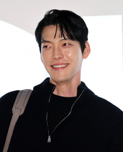 キム・ウビン、ソウルでの「ALOホリデーポップアップ」オープンイベントに登場