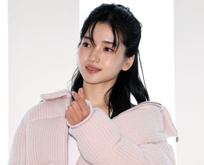 キム・テリ、ソウルでの「ALOホリデーポップアップ」オープンイベントに参加