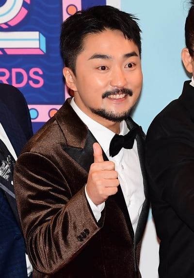 매니저 갑질 논란은 없겠네…유병재, 매니저와 20년째 동고동락 "너무 오래 살아" ('전참시')