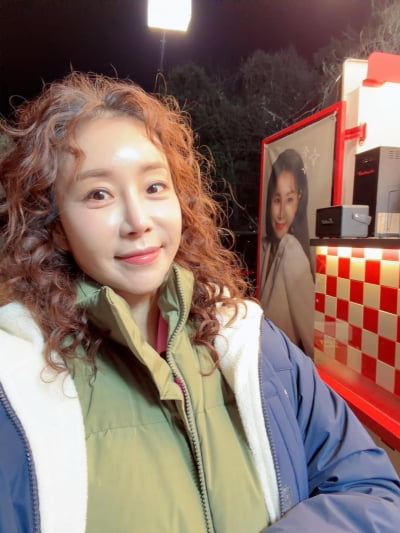 '1000평대 친정집' 한다감, 뽀글 머리에 충격 비주얼…촬영장 밝히는 인간 비타민