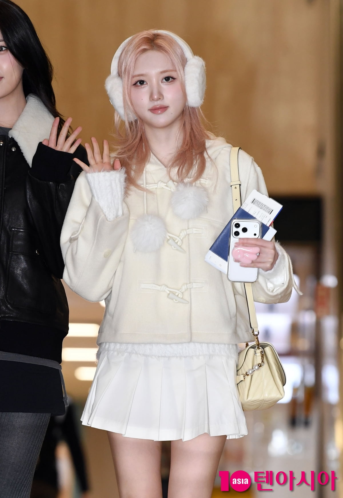 아이브 가을, 볼하트 하는 인형[TEN포토]