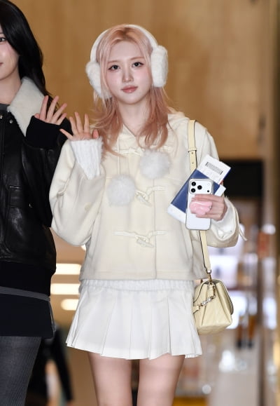 아이브 가을, 볼하트 하는 인형[TEN포토]