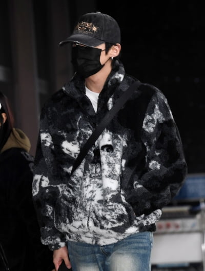 스트레이키즈 리노, 눈만 빼꼼[TEN포토]