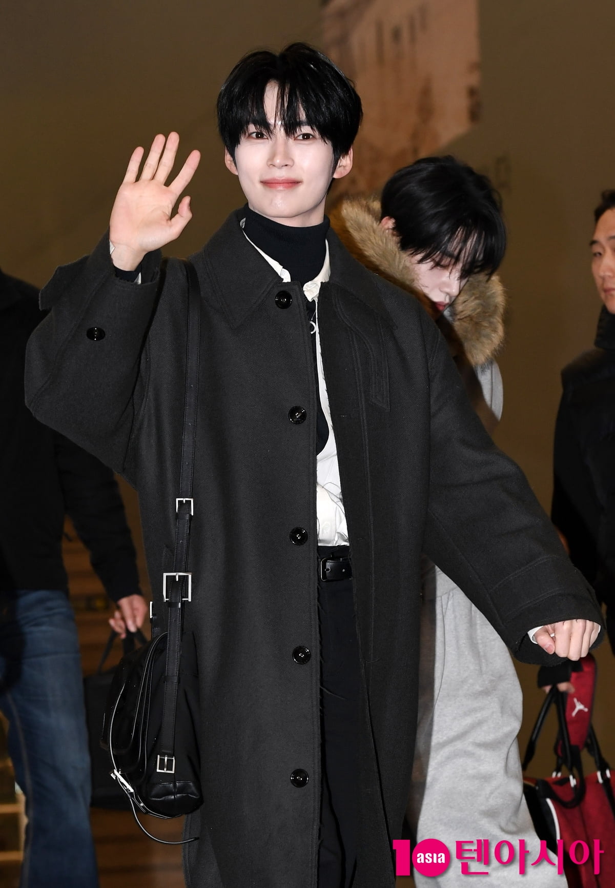 제로베이스원 성한빈, 코트하나로 시선 싹쓸이한 공항패션 [TEN포토]