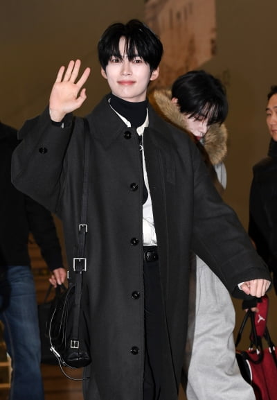 제로베이스원 성한빈, 코트하나로 시선 싹쓸이한 공항패션 [TEN포토]