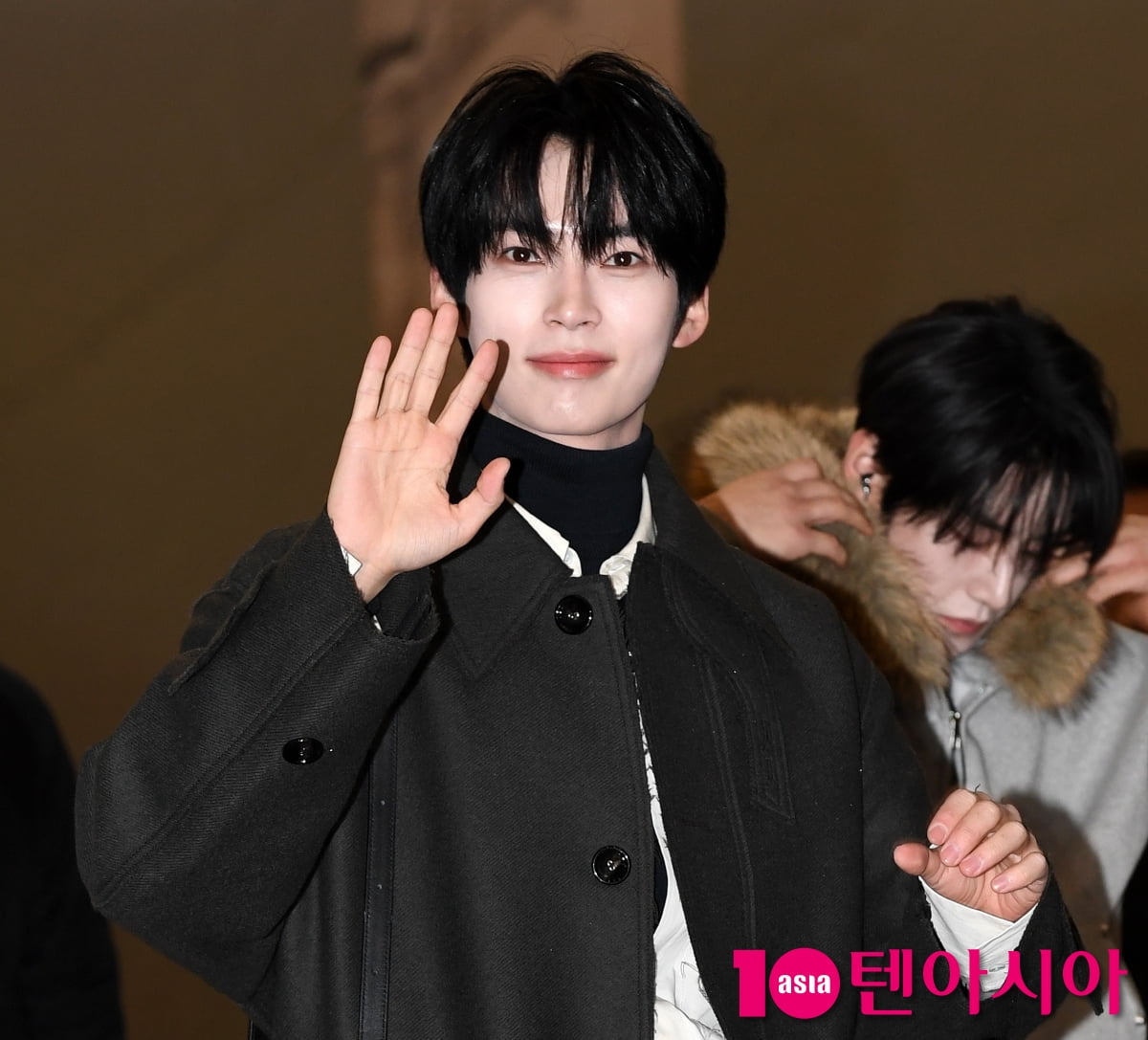 제로베이스원 성한빈, 코트하나로 시선 싹쓸이한 공항패션 [TEN포토]