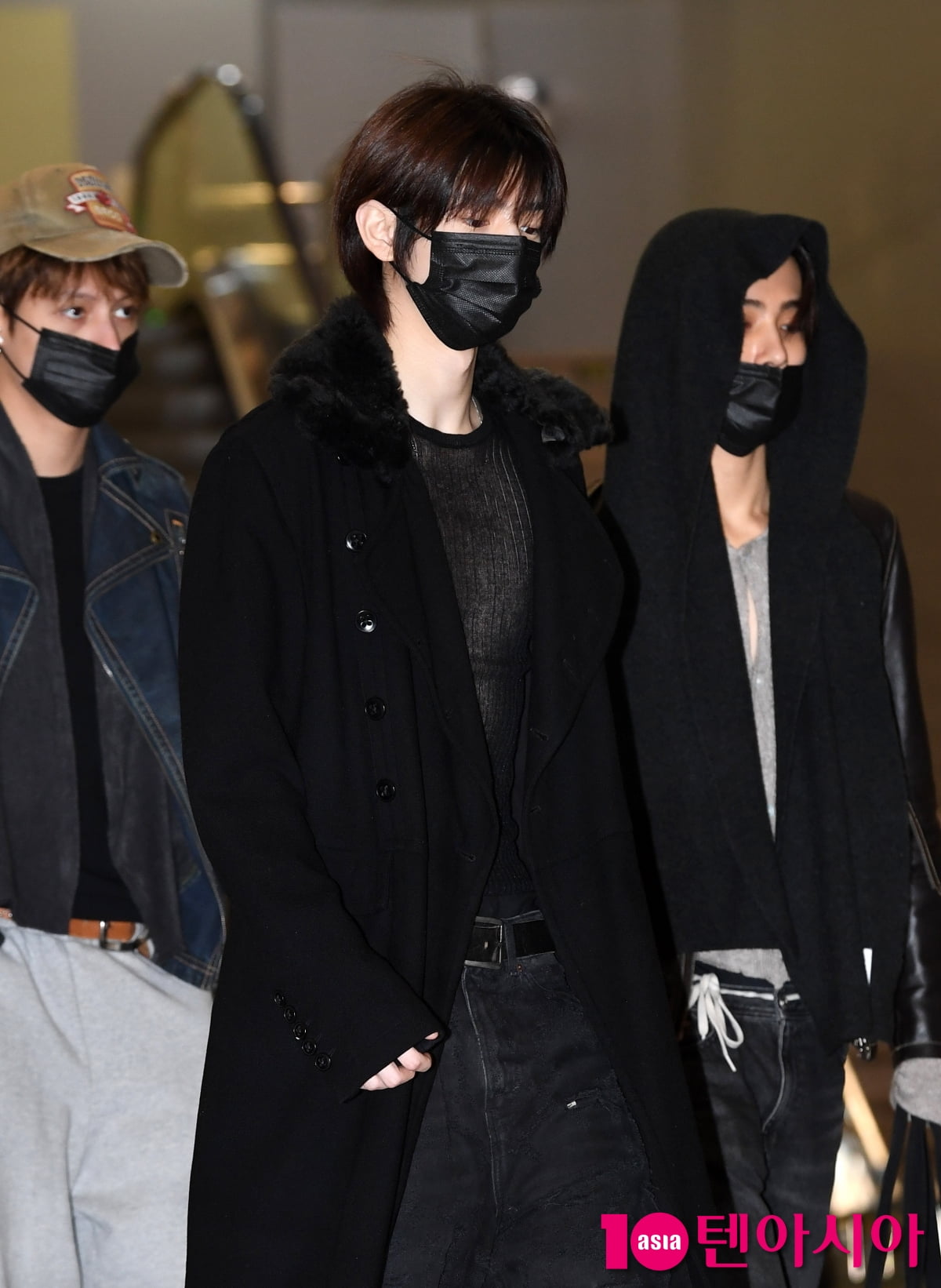 코르티스 주훈, 롱코트 사이 아찔한 시스루[TEN포토]