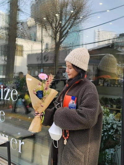 '재벌家 이혼' 최정윤, '50세' 앞두고 더 젊어졌네…꽃 보다 빛나는 미모