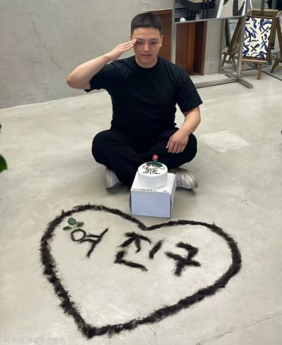 '오늘 카투사 입대'…여진구, 머리카락 자르면서까지 예술 작품 만들었다