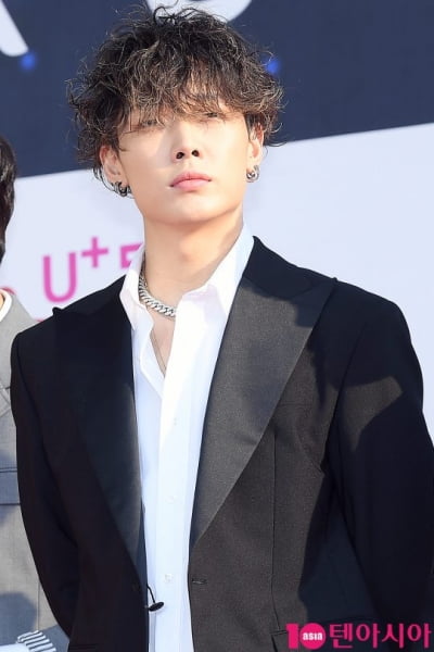 혼전 임신→득남 소식 알렸던 YG 유명 아이돌, 깜짝 근황 전했다…전역 후 DJ 출격 ('친친')