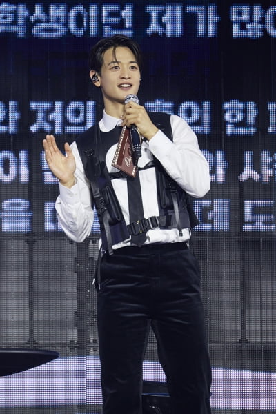 '불법 의료 시술 의혹' 키는 10일째 '입꾹닫'인데…SM, 결국 민호 홍보에 열일 가동