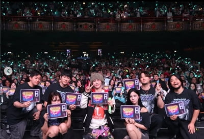 키, '주사 이모' 10년 친분설 2주째 묵묵부답…해명 없이 브이 꺼냈다