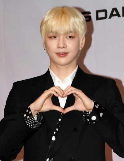 '워너원 출신' 강다니엘, 마침내 벅찬 소식 알렸다…"♥사랑 덕분에 지금 이 자리에 있어"