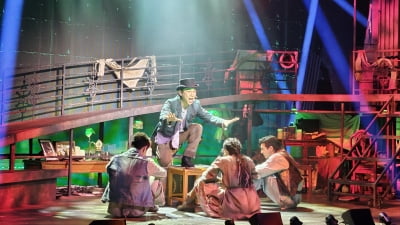 2025년 끝자락, 3관왕 '시지프스'는 지친 관객들의 심장 속 난로가 될 수 있을까 [종합]