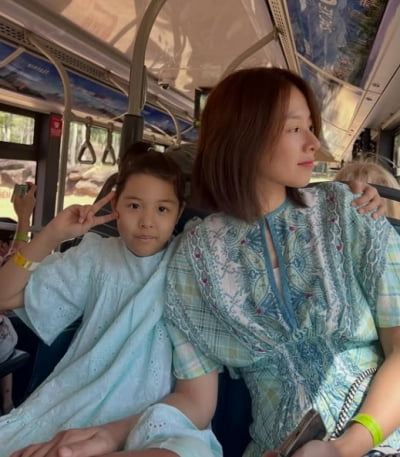 조윤희, 이동건 딸 데리고 베트남 떠났다…시밀러룩 맞추고 절친 바이브