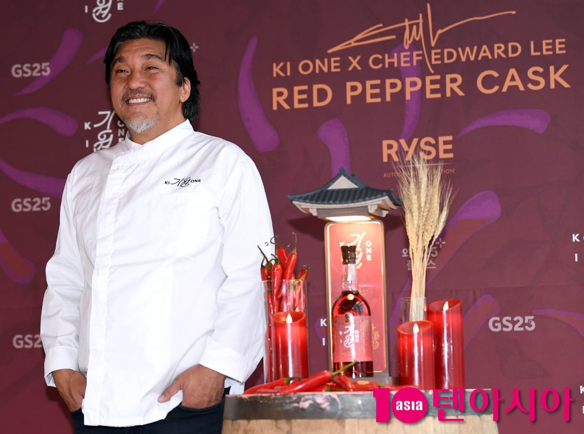 에드워드 리, 즐거운 포토타임...셰프가 사랑하는 술은?[TEN포토+]