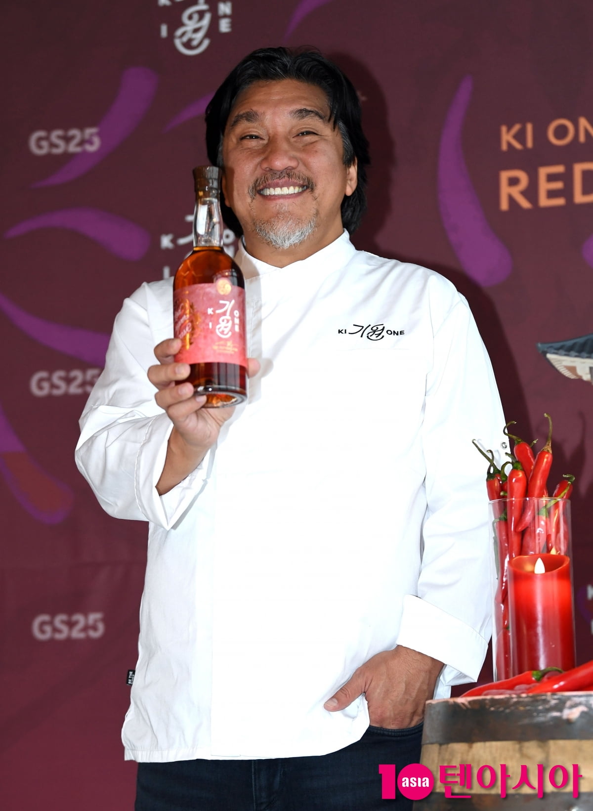 에드워드 리, 즐거운 포토타임...셰프가 사랑하는 술은?[TEN포토+]