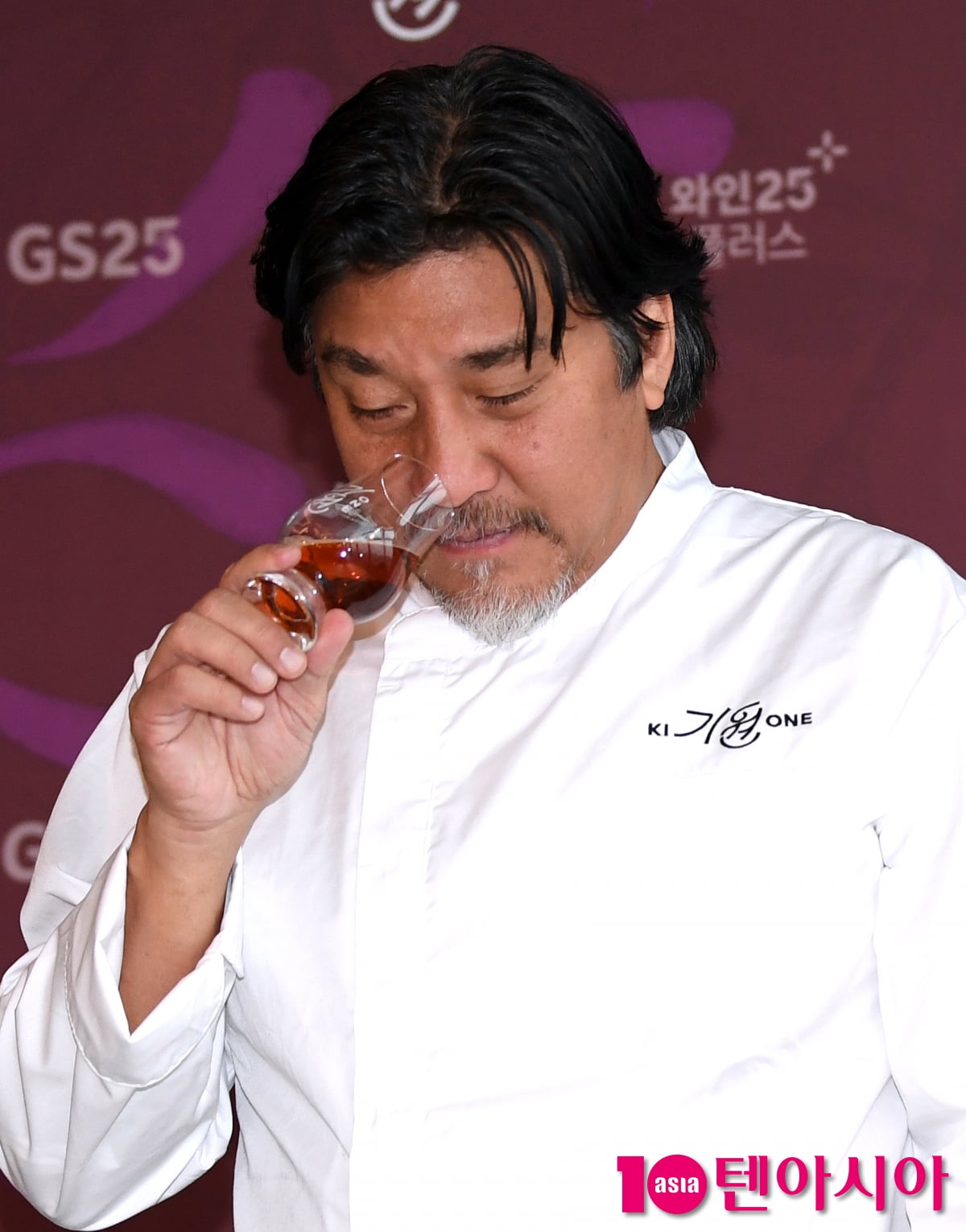 에드워드 리, 즐거운 포토타임...셰프가 사랑하는 술은?[TEN포토+]