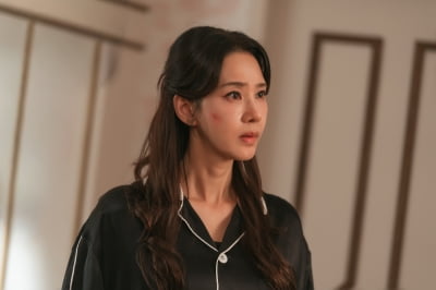 오현경, 이재황과 묘한 관계였다…한밤중 스킨십까지 포착 ('첫번째 남자')