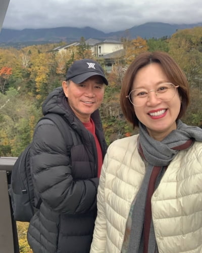 '유방암 투병' 박미선, 3번 삭발하더니 남편과 투샷 공개했다…"건강하셔야 해요" 강조