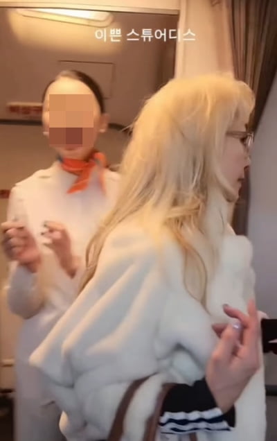박해미, 인성 논란 도마 위 오르나…승무원 인사에 '허리 꼿꼿'