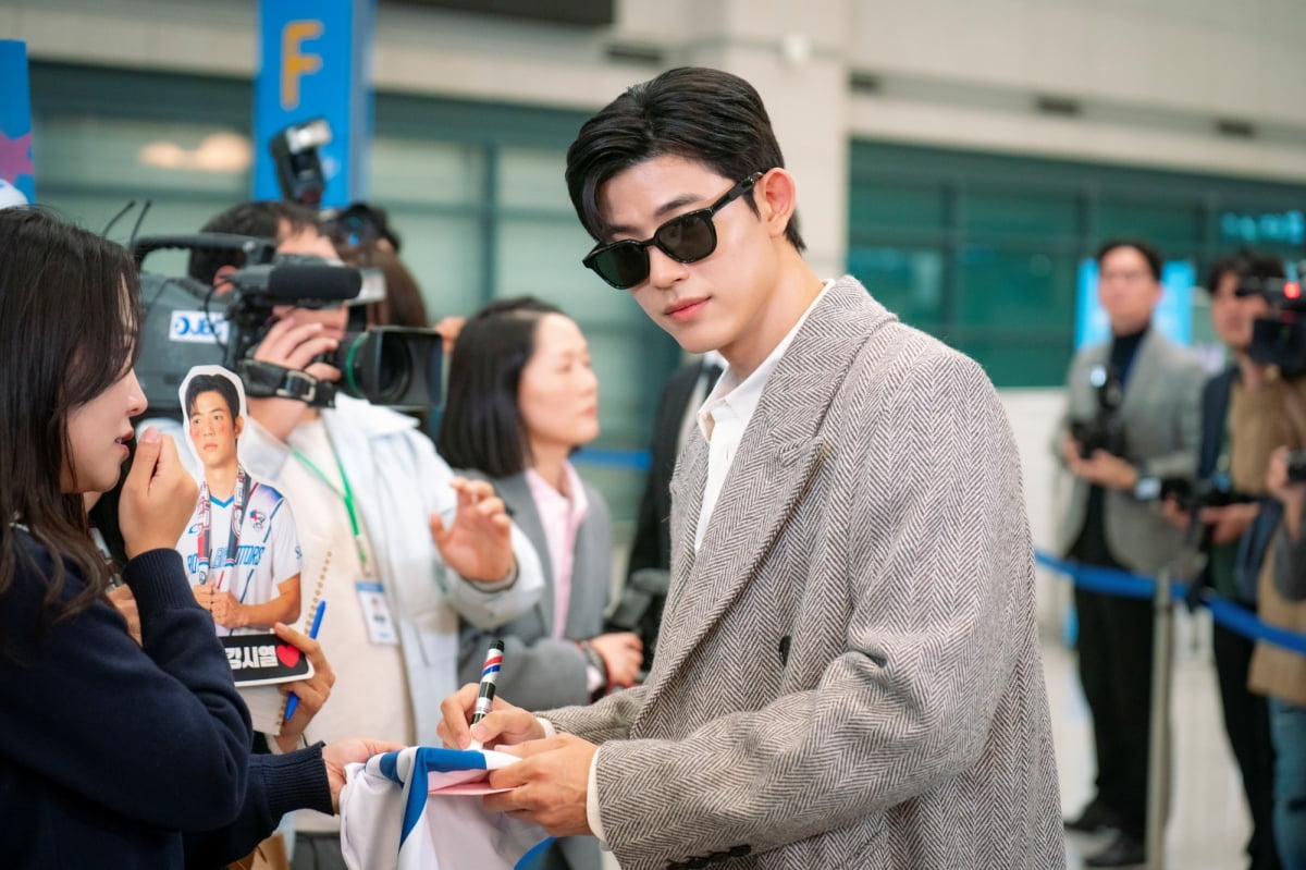 변우석 이어 '김혜윤의 남자' 된 우즈벡 출신 남배우…10년 차에 첫 ♥로코 도전 ('오늘부터')