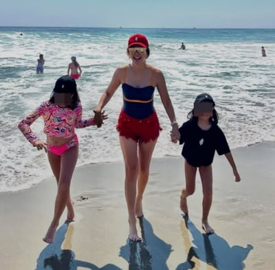 이윤미, 딸 셋 낳고 40대 후반 바라보는데…매끈 수영복 핏→문의 폭주