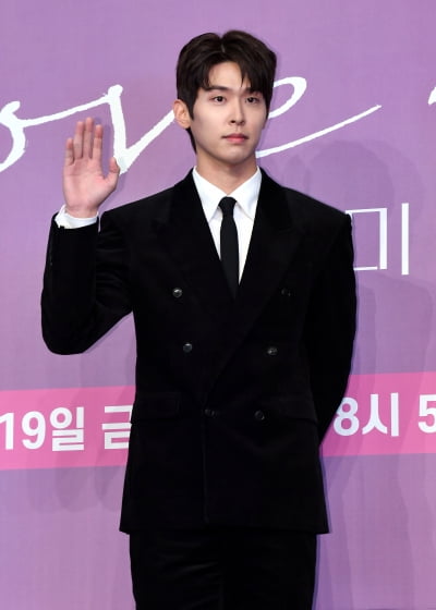 Lee Si-woo Attends Press Conference for JTBC's New Series 'Love Me'