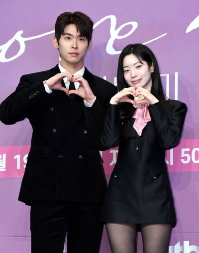 トゥワイスのダヒョンと俳優イ・シウ、JTBC新ドラマ『ラブ・ミー』制作発表会に出席