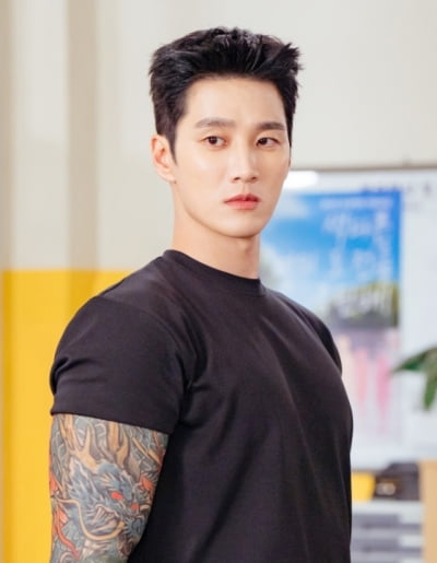 2년 만에 드라마 차기작 4편 쌓였다는 30대 유명 남배우, 역대급 파격적인 문신 투혼 ('스프링')