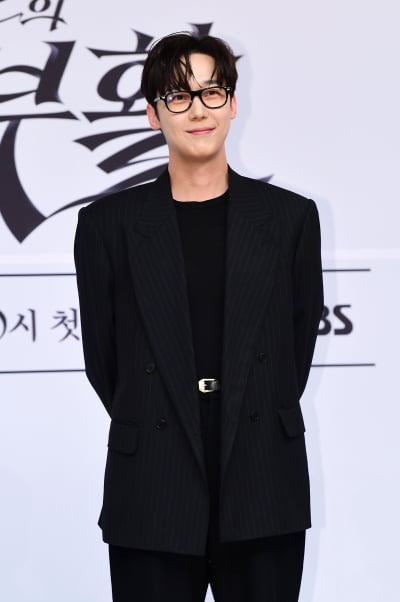 동거 중이라고 사생활 커밍아웃한 유명 남배우, 벅찬 소식 알렸다…'김치 페스티벌' MC 활약