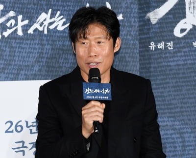 유해진, 2km 걸어가는데 쫓아온 후배 박지훈…"참 괜찮은 친구, 정 많이 쌓여"('왕과 사는 남자')