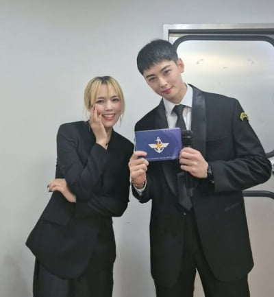 일병 차은우, 복무 중 근황 공개됐다…더 예뻐진 비주얼에 문 뚫을 기세