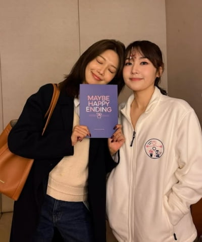 소녀시대 1호 품절녀 못 된 최수영, ♥정경호 아닌 '뮤지컬 배우' 친언니 만났다