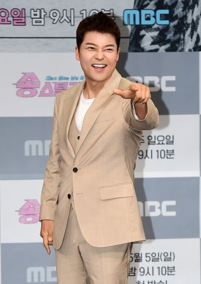 전현무, '불법 의료 시술 의혹' 칼 차단하더니…'하차' 박나래 아닌 김호영과 절친 케미 ('톡파원')