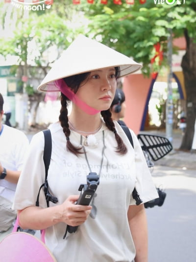 송지효, '8년 연애' 고백 하더니 마음 편해졌나…더 어려진 비주얼 충격
