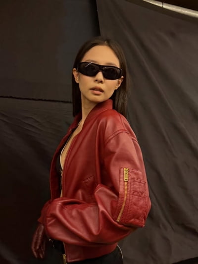 '게시글 1건당에 7억' 제니, 상의 훤히 드러낸 아찔한 의상에 충격