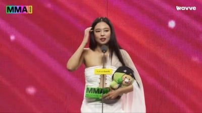 제니 "혼자는 외로워"…솔로로 '대상' 영예→♥블랙핑크 샤라웃 [MMA2025]