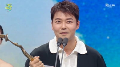 [종합] 전현무, 대상에도 마냥 웃지 못했다…"父 편찮으셔, 힘든 연말 보내는 중" ('KBS연예대상')