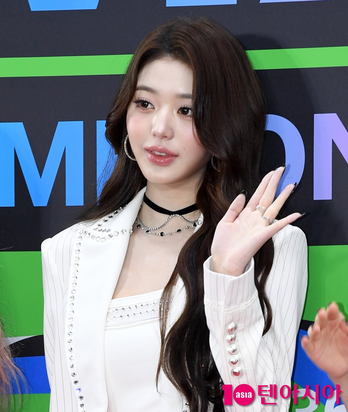 아이브 장원영, 손 인사하는 인형[TEN포토]