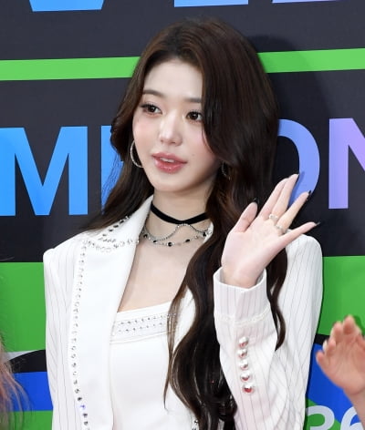 아이브 장원영, 손 인사하는 인형[TEN포토]