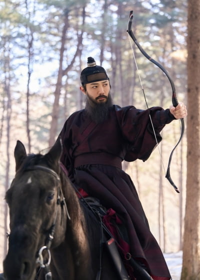 '태양의 후예' 9년 만에…'변우석 소속사' 유명 남배우 "악역 따뜻하게 바라봐 줘 감사해" ('이강달')