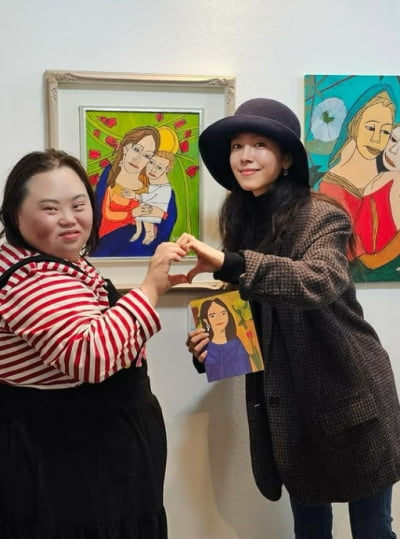 한지민, '동생' 다운증후군 작가 위해 행차…직접 홍보+뜨거운 포옹