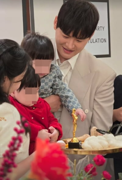 연예계 떠난 김준수 '쌍둥이 친형'…1살 쌍둥이에 '명품 수트' 장착
