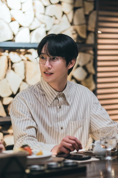 [공식] 음란물 업로드 논란 1년 만에…박성훈, 한지민과 ♥핑크빛 호흡 맞춘다 ('미혼남녀의 효율적 만남')